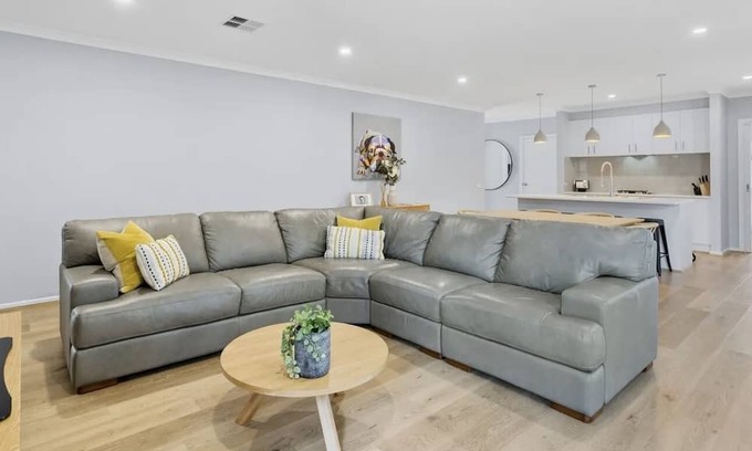 Rosebud Haus | Peninsula Getaway. 5 minute walk from local shops