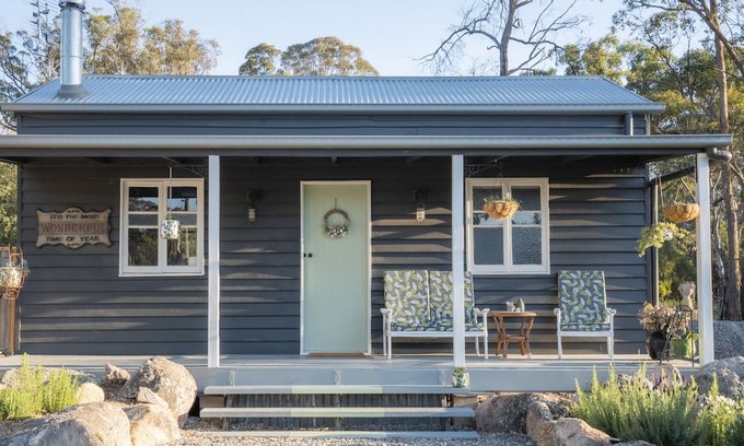 Pozieres Hütte | Relaxing Cottage adjacent to Donnellys Castle Dog-friendly! Close to Stanthorpe
