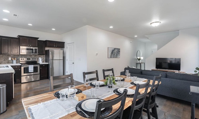 North Image Haus | Modern 3b/2b Retreat near Portland. Must-See!