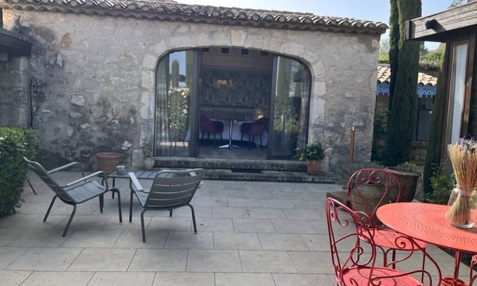 Eygalieres Haus | Cosy retreat in Eygalieres with artist studio. Walking distance to the village