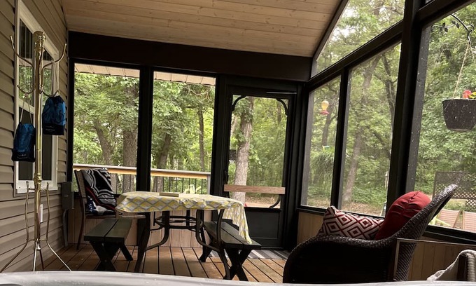 Division No. 4 Kabine | Private cabin with hot tub and gazebo located at beautiful Rock Lake, MB