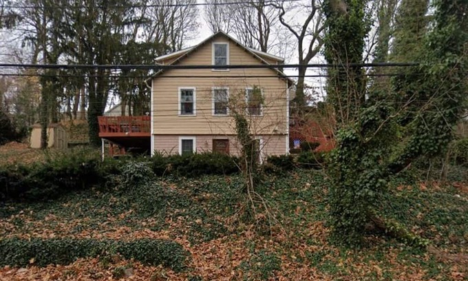 Halesite Wohnung | Studio large room, kitchenette, full bath, off street parking 1 car