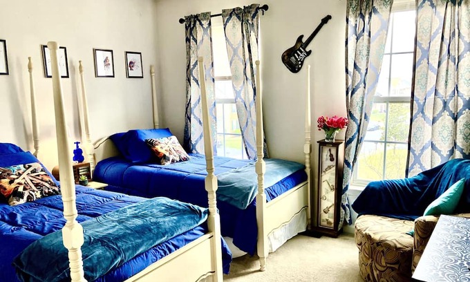 Boonsboro Haus | SRV Room @ Music House Please Read! Half-Bath Only!