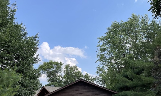 Danbury Kabine | Voyager Village Cabin. Perfect for a family gathering or a golfer's retreat.