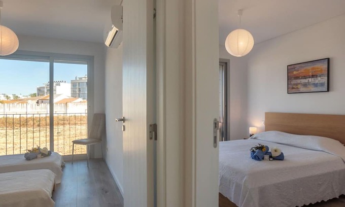 Palhais Wohnung | Beautiful apartment for 4 people with WIFI, A/C, TV and balcony