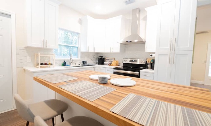 Glendale Haus | 9.4 Miles From Downtown Glendale