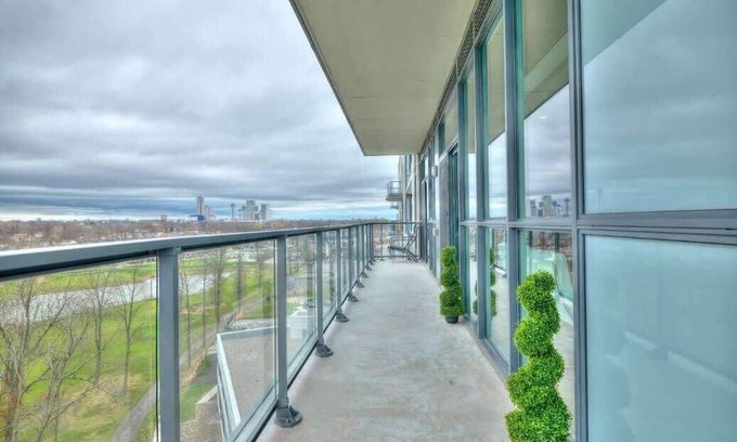 Niagara Falls Wohnung | The Eclipse Penthouse- Skyline/Fallsview 90 + day min