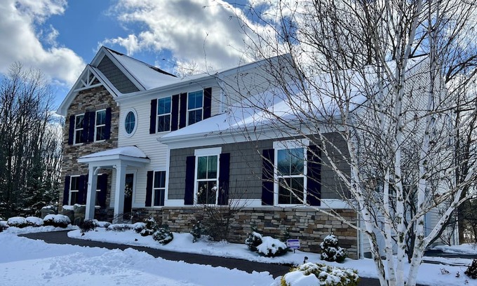 Orchard Park Haus | BUFFALO SUBURB ESTATE to witness "ONCE IN A LIFETIME SOLOR ECLIPSE OF THE SUN"