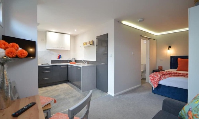 Claypole Wohnung | Studio Open plan double studio Suitable for 1 or 2 adults.