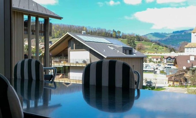 Spiez Wohnung | Nice apartment for 4 guests with WIFI, TV, balcony and parking