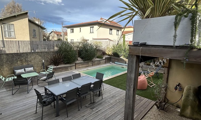 Bron Haus | Maison Familiale Avec Piscine Proche de Toutes Commodités à 10 min de Lyon !