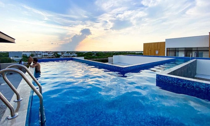 Zama Wohnung | Spacious Room PH w/Private Pool & Terrace, Gym