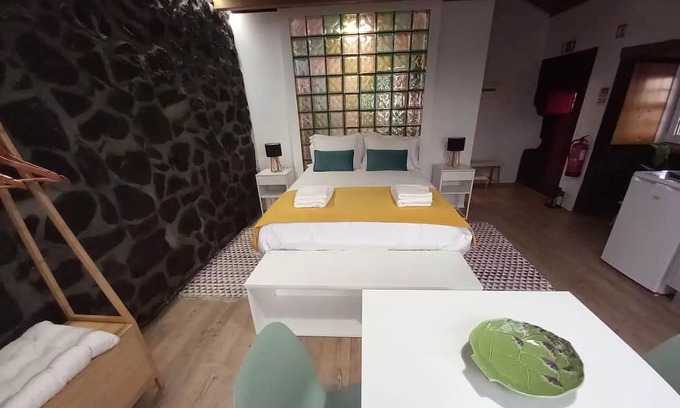 Angra do Heroismo Wohnung | Studio Apartment 'Casa Do Poço - Casinha' with Mountain View, Shared Terrace and Wi-Fi