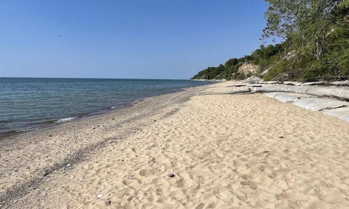 South Haven Hütte | Lakefront Cottage with Private Beach 10 min from South Haven