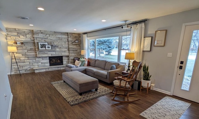 De Forest Haus | Midcentury modern waterfront home in quiet neighborhood with mature trees