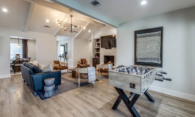 College Station Haus | 3 Mi to Kyle Field-1.5 Acre-Fire Pit/Patio-3500 sf