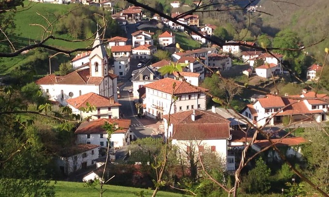 Navarra Pyrenees Wohnung | Apartment 'Etxezurialde Ll' with Mountain View, Private Terrace and Wi-Fi
