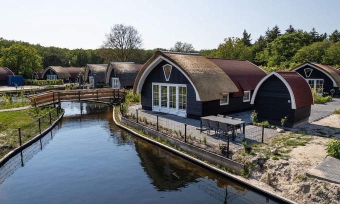 Baars Hütte | Modern house on a pond in a wooded area