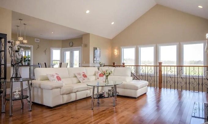 Carrying Place Haus | Luxury Lakeview Villa: Gateway to Winery Paradise
