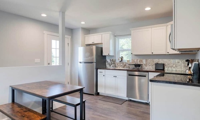 Evergreen Haus | Cowboy Castle | MT Sky Haus - 8 mins from airport