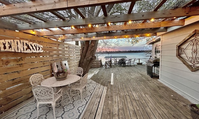 Dundee Haus | The Bella Luna on Moon Lake near Clarksdale, MS