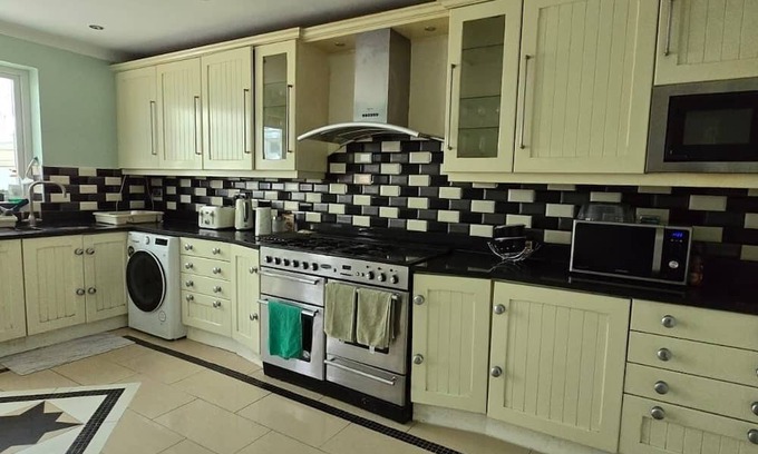 Havering Haus | Avala, 5/6 Bed House in Romford