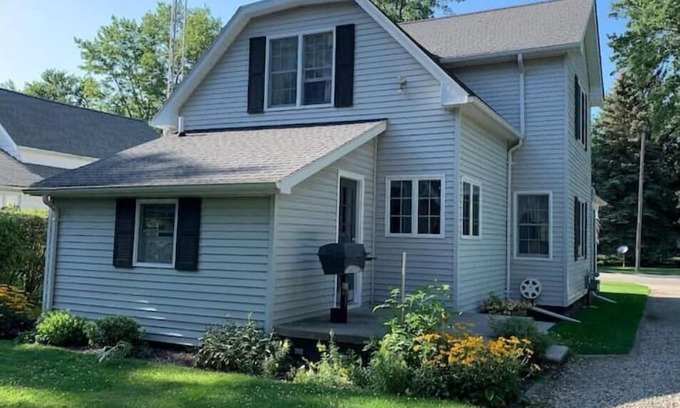 Croswell Haus | 4BR/2BA Farmhouse Sleeps 8, Pet Friendly!