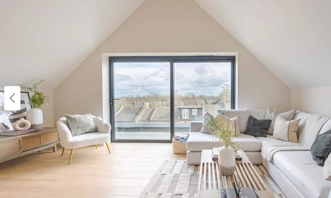 Brixton Hill Haus | Modern Luxury: 3 Bed, 2 Bath Residence with Private Garden in Vibrant Kings Mews