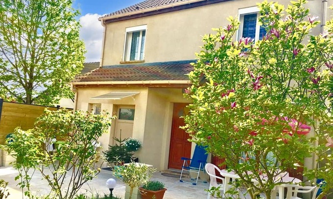 Pontault-Combault Wohnung | Homerez - Studio for 2 ppl. with garden and terrace at Pontault-Combault