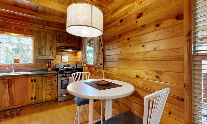 Marmot Kabine | Secluded cabin with pond views, streaming, W/D, & partial AC - dog-friendly