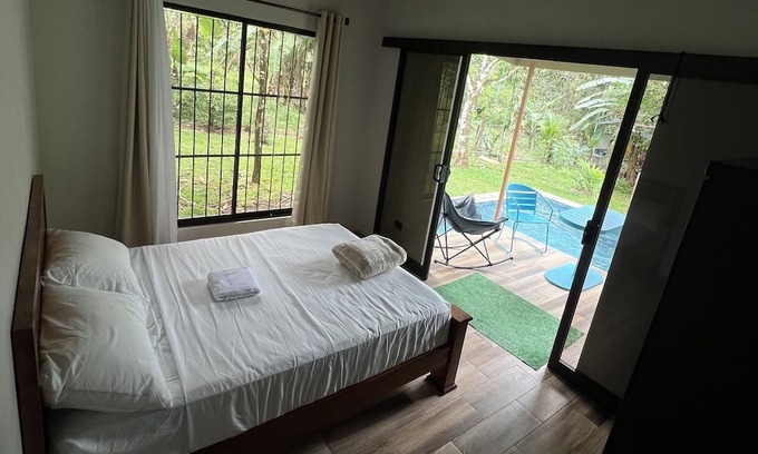 San Isidro de Grecia Kabine | EcoSky "Tranquil Retreat Near La Fortuna: Private Pool, Lake Access, and More!"