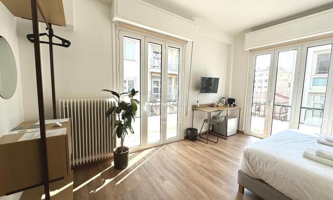 Kaisariani Wohnung | Deluxe Queen or 2 Single Beds - R3 with balcony