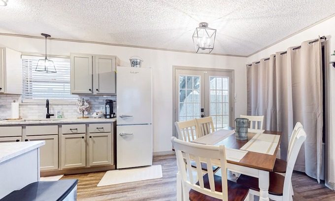 Knox City Haus | Recently renovated dog-friendly home with enclosed backyard, streaming, patio
