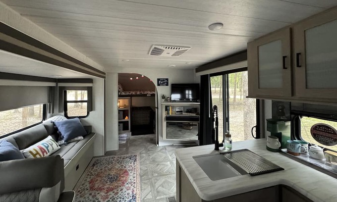 Alba Wohnmobilvermietung | Family and Pet-Friendly Camper Steps Away from Lake Fork!