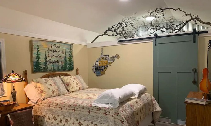 Mount Nebo Haus | Among the Oaks at Summersville Lake