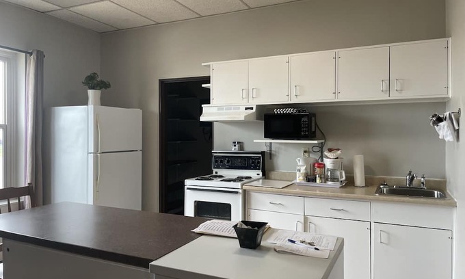 Lloydminster Wohnung | Move in Ready 1 Bedroom and Den with sleeping accomodation Apartment for 2