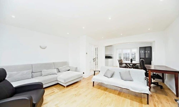 Purley Haus | 5BR Family Home Close to Parks and City Links
