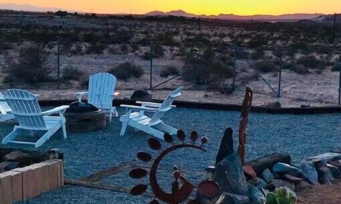 Wonder Valley Kabine | Secluded JT Desert Cabin w/Mt View/Hot tub/Stars & Outdoor Shower. Fenced/dogs!