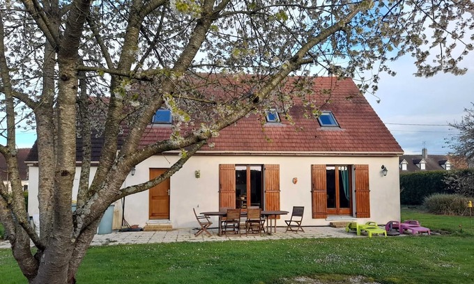 Mormant Haus | Homerez - Spacious house for 7 ppl. with garden and terrace at Mormant