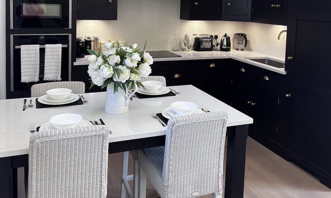 Aldingbourne Haus | Luxury two bed cottage not far from the festivities of Goodwood