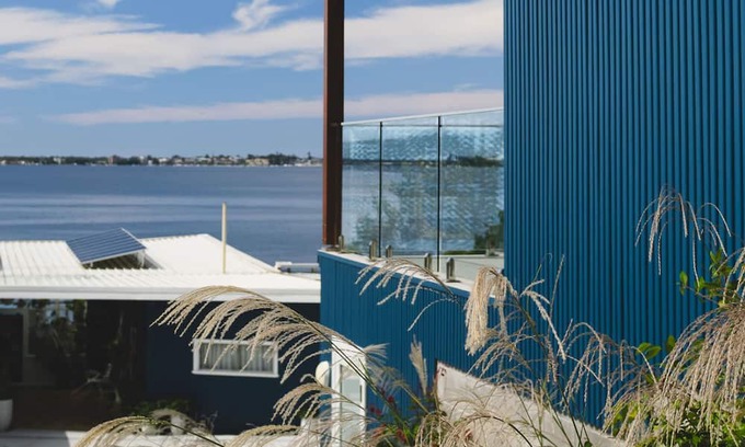 Lake Macquarie City Council Hütte | Welcome to Blue Bungalow, a 2 bedroom cottage with waterfront access.