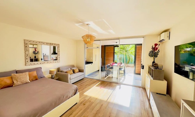 Tahiti Wohnung | Cozy apartment steps away from the beach, supermarket, and bakery.