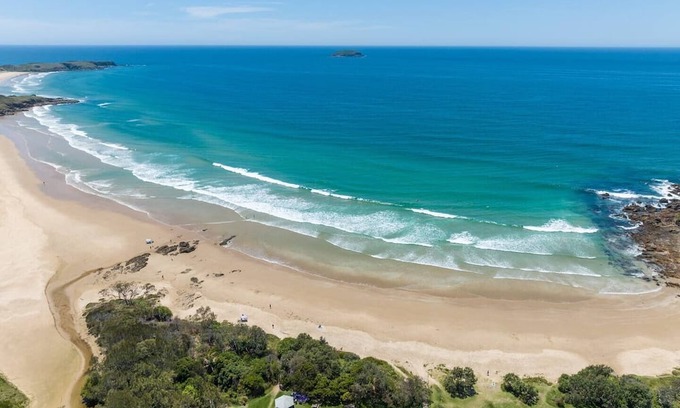 Emerald Beach Haus | Emerald Views 3- Jaw dropping ocean and island views , 200m to beach