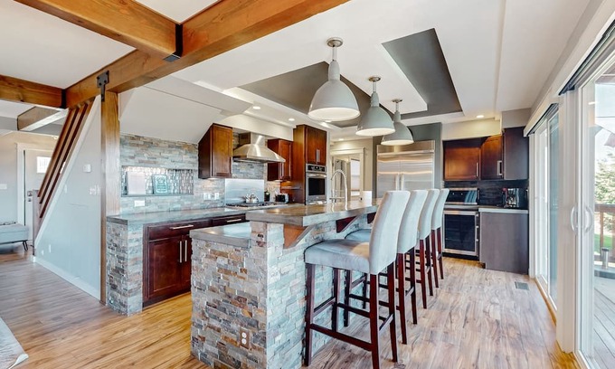 Bellingham Haus | Stunning mountain view home on 10 acres with a washer/dryer
