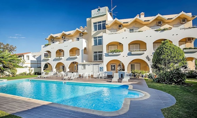 Figueiral Haus | Embark on an Algarve Adventure! Swimming Pools, Free Parking and Breakfast!
