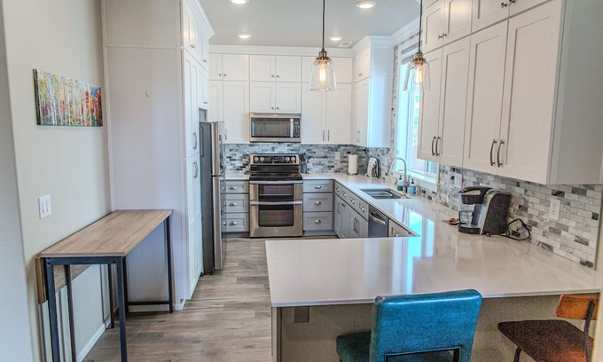 Enumclaw Wohnung | Modern 1 Bedroom Attached Apartment with separate driveway and entrance.