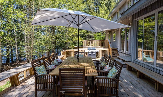 Novar Haus | Lakefront- Sauna, HotTub, WFH, Gym, Dock, kayaks