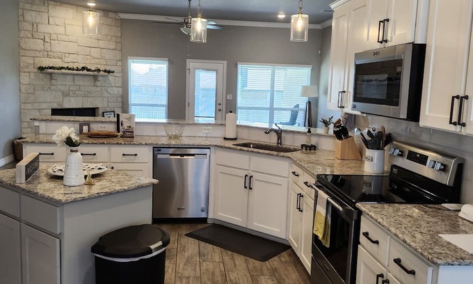 Hewitt Haus | Spacious 4 bedroom 3 baths