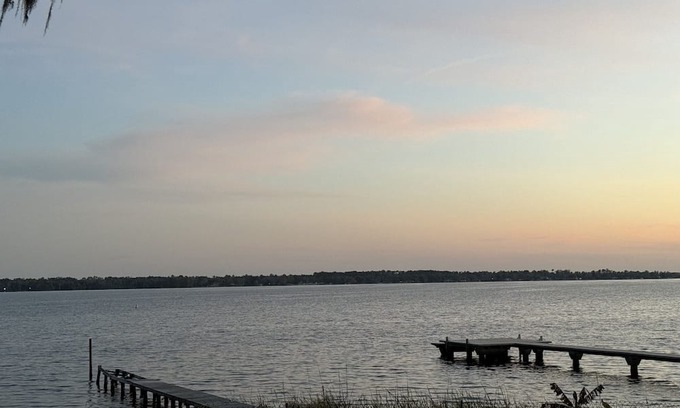 Orange Park Haus | Explorer Queen Room on Doctors Lake