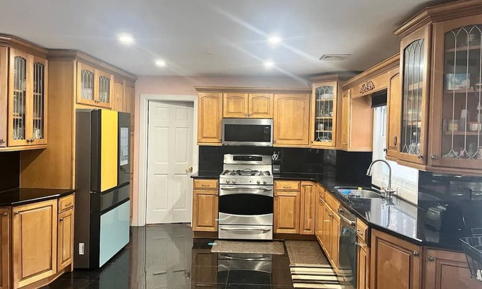 Edison Wohnung | Downtown Edison, Close to NYC Modern Luxury Retreat - Single Family Home